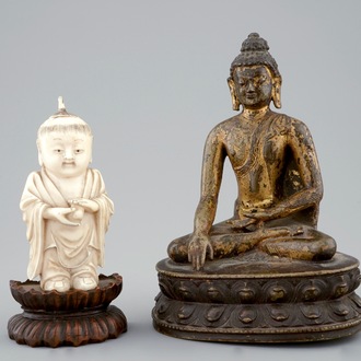 Een Chinese deels vergulde bronzen boeddha en een jongentje in gesculpteerd ivoor, 19e eeuw